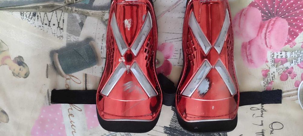 щитки футбольные