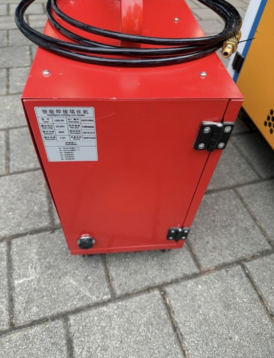 Лазерен заваръчен апарат за заваряване, рязане и почистване. Мобилен.