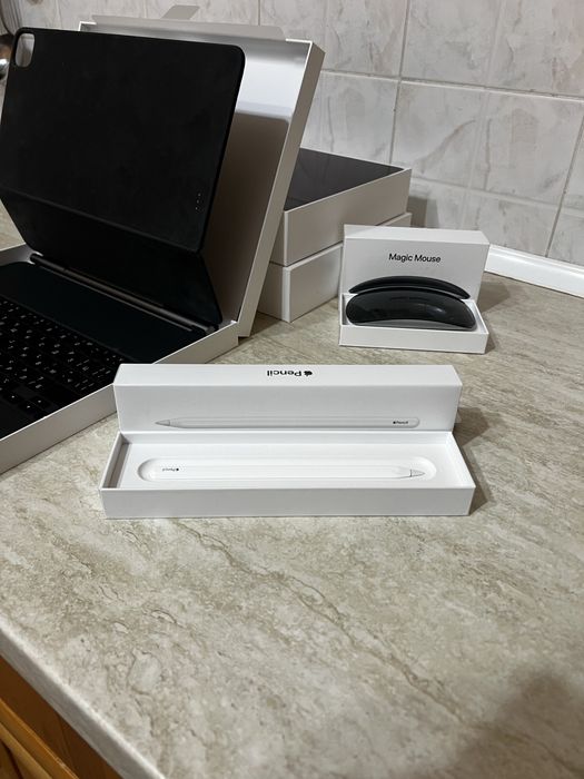 IPad Pro 12.9 inch 5th generation - 256GB+ Magic Keyboard+ Magic Mouse