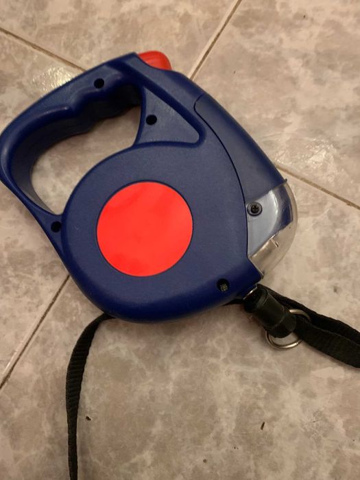 Продавам автоматични нашийници за куче,два от тях са с крушка