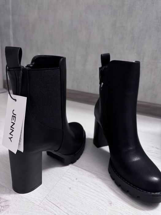 Черни кожени боти