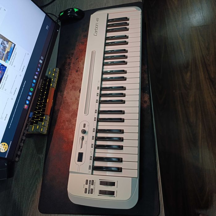 Carbon 49 midi klavish