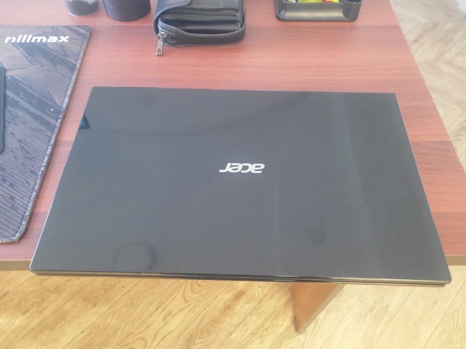 Acer V3-771 juda yaxshi holatda