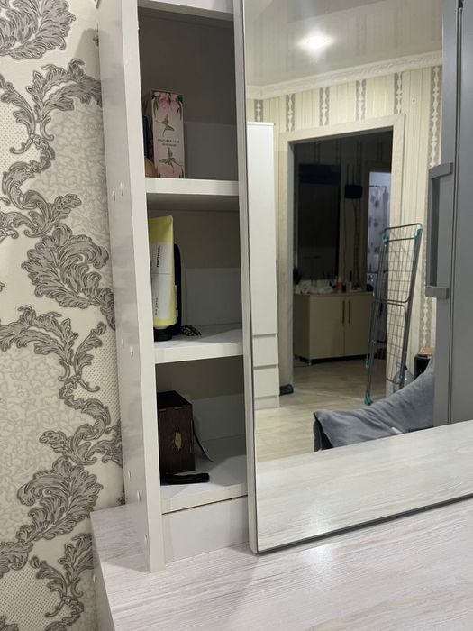 Столик для макияжа