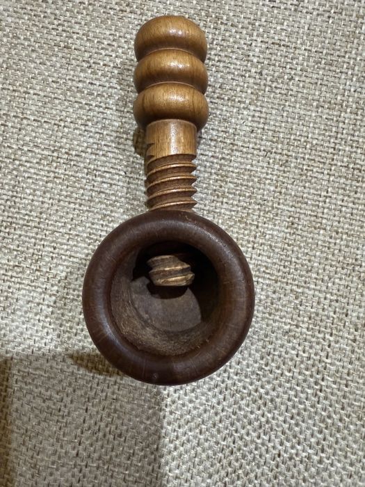 Стара дървена орехотрошачка