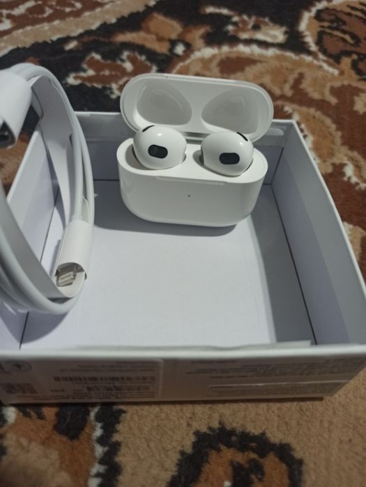 Продам наушники airpods4