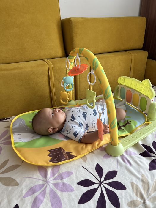 Игровой коврик с подвесными игрушками