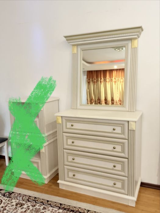 Комод с зеркалом, кровать