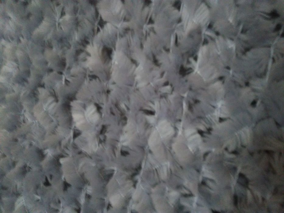 Дамски сив пухен шал