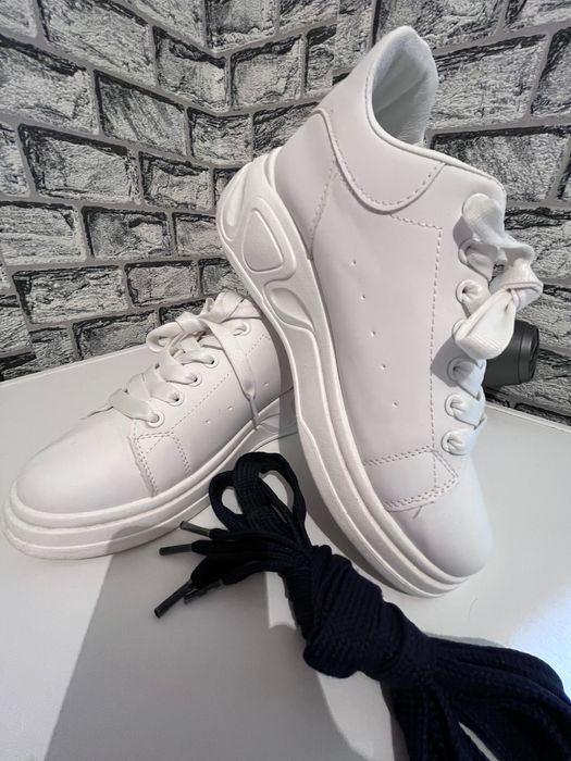 Продавам нови бели кецки!!!