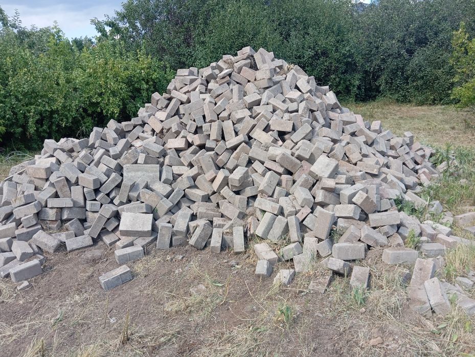 продам брусчатку размером дл.20см.*шир.10см.*толщ.8см.