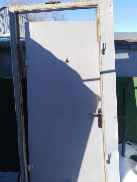 Продам металлическую дверь