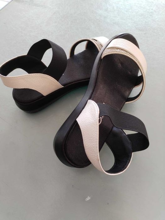 Чисто нови сандали номер 38