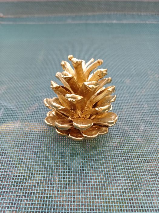 Коледна шишарка златна