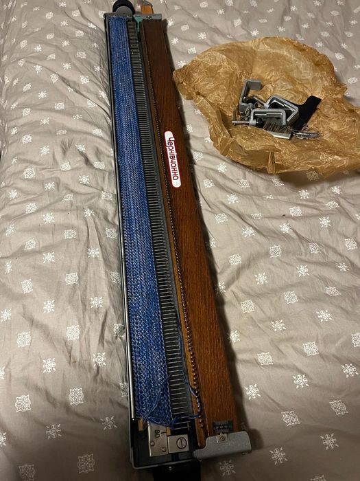 Mașina de tricotat veche nefolosita