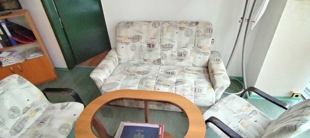 Малък диван с два стола и две табуретки