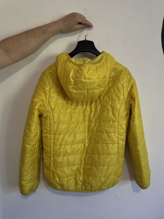 Жълто яке с качулка