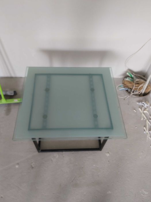 Masa de sticla cadru metal pret 250 lei Urgent