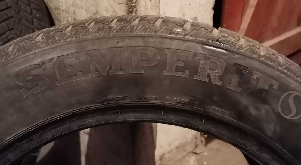 Продавам 2 броя зимни гуми 205.55.16 на 1 сезон дот 2021 Semperito