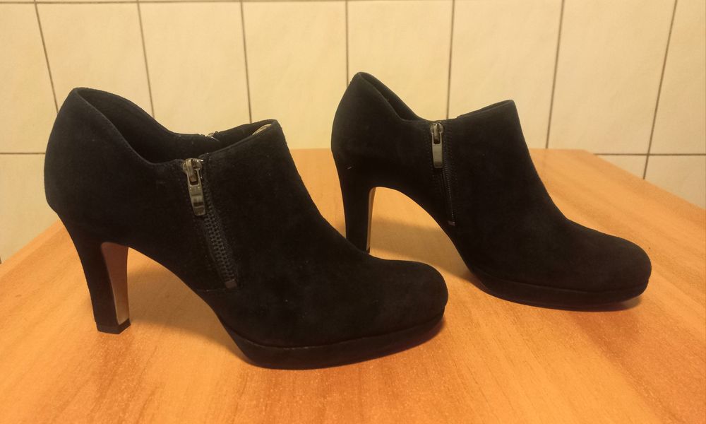 Botine Clarks negre, piele întoarsă naturala.