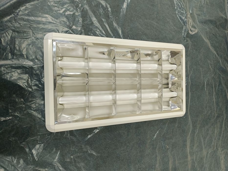 Продается потолочный светильник