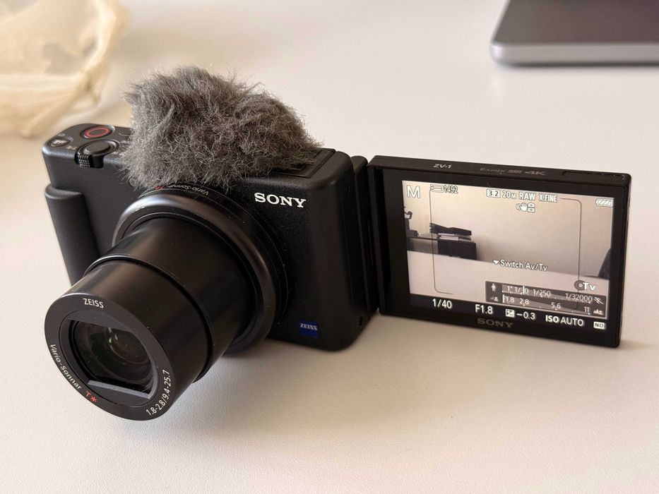 Sony ZV-1 camera vlog + cușcă SmallRig, lavalieră Audio-Technica, 4 baterii