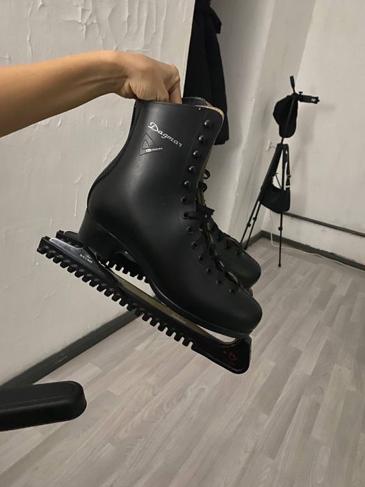 Коньки черные botas dagmar