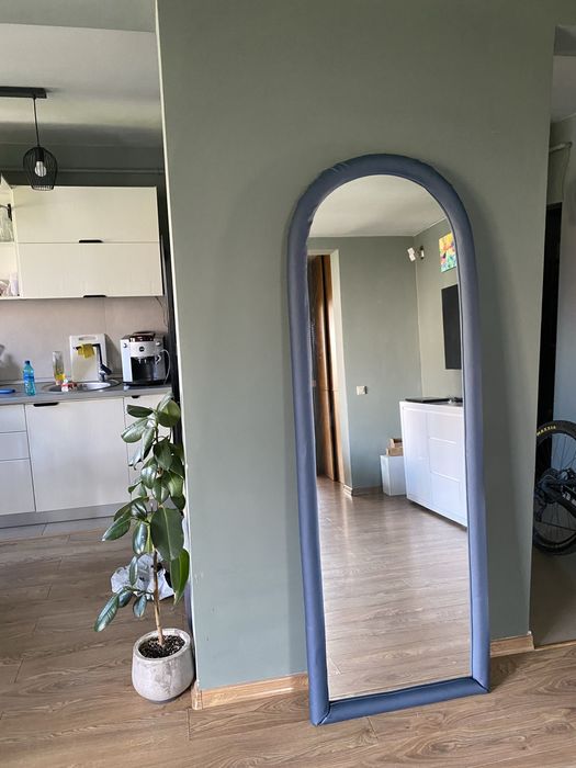 Oglinda decorativa tip boltă cu ramă piele ecologică