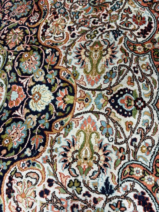 Истински персийски килим