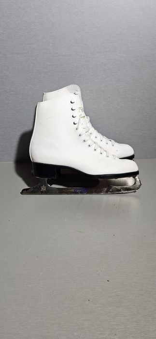 Patine 3088 gheata patinaj artistic CCM   marime  40 ( 26,5   cm lungime interioara) pt picior ingust.