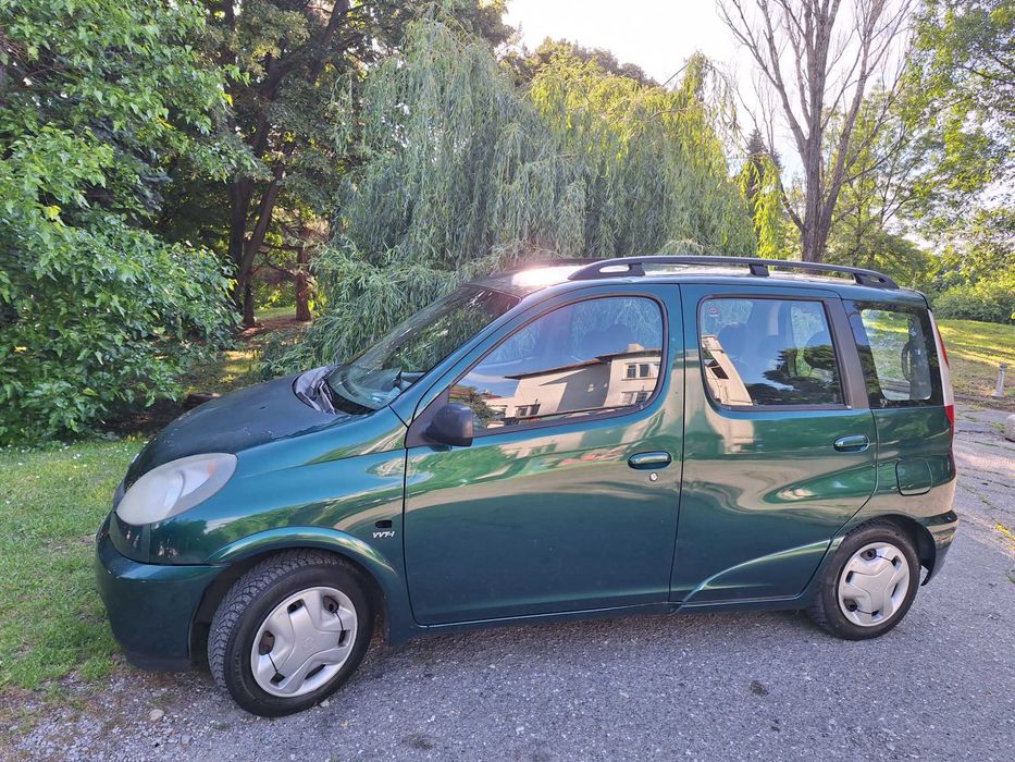 Toyota Yaris Verso 1.3, в движение, 2 комплекта гуми, климатик
