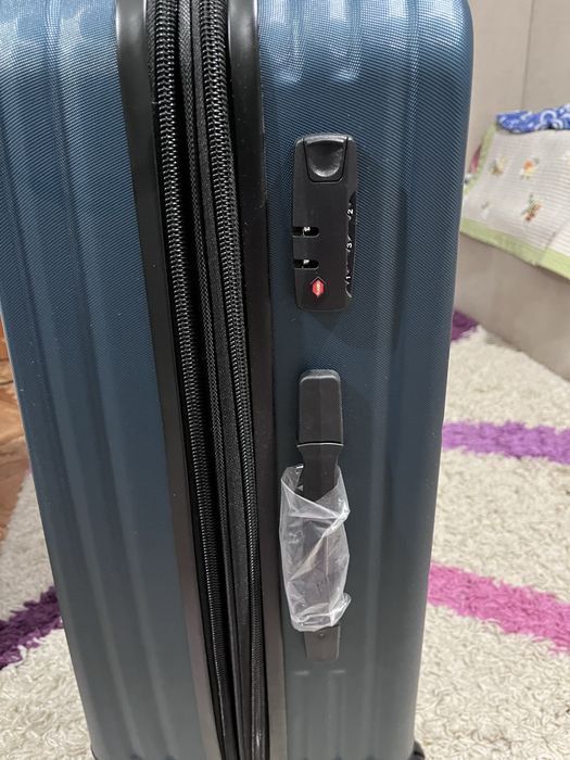 Чемодан на колесиках новый