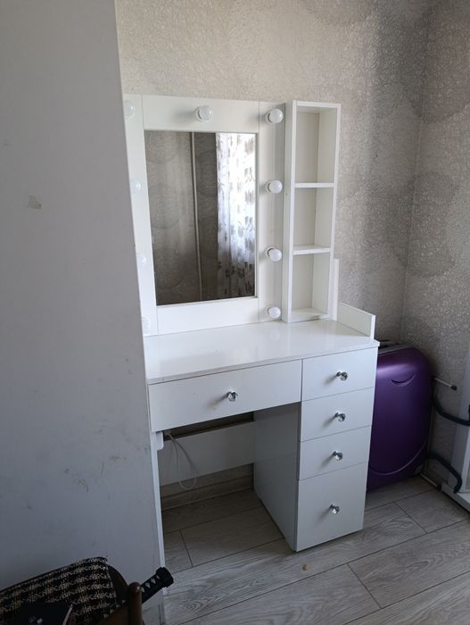 Гриммерный столик с зеркалом