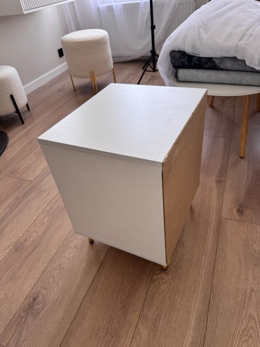 Прикраватные тумбочки