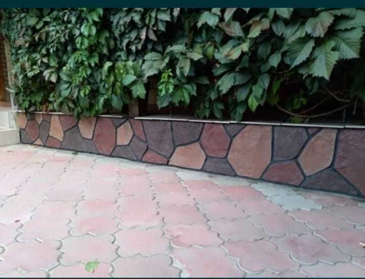 Отделка фундамента под дикий камень