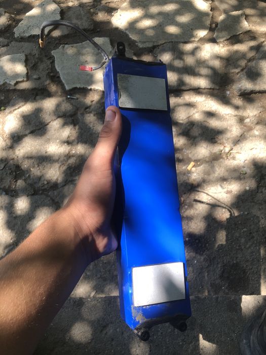 Vand baterie de trotineta electrica e foarte buna doar are rupt locul îla care i bagi surubul car o prinzi de trotineta în rest e Funcționa bilă