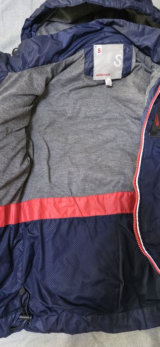 Продам детскую куртку на весну