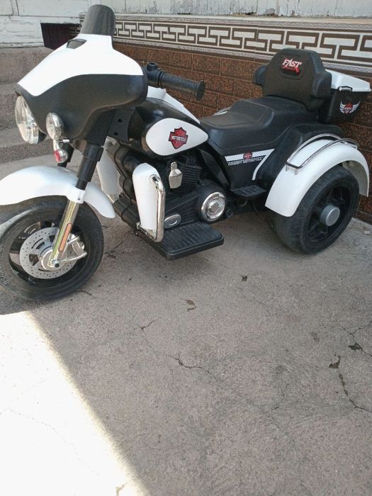 Detskiy mototsikl sotiladi