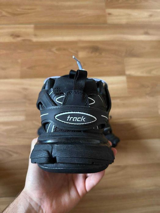 Sneakers Balenciaga cu eticheta (nu Nike, Gucci, Adidas, Balenciaga)