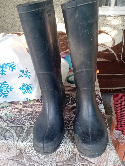 Продам резиновые сапоги.
