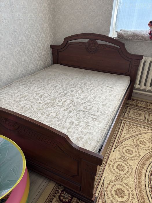 Двуспальная кровать с матрасом