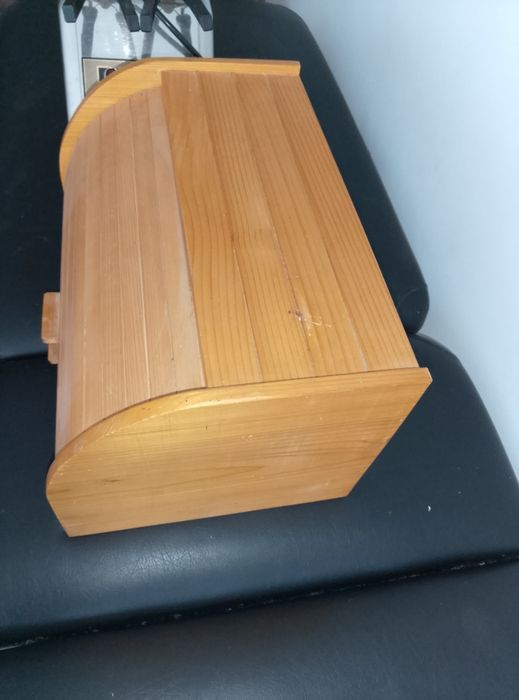 Cutie de pâine din lemn cu sertar