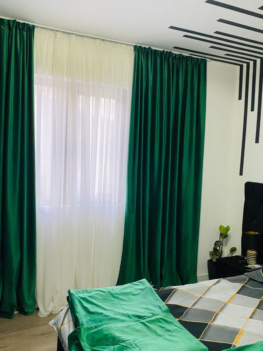 Draperii verde smarald