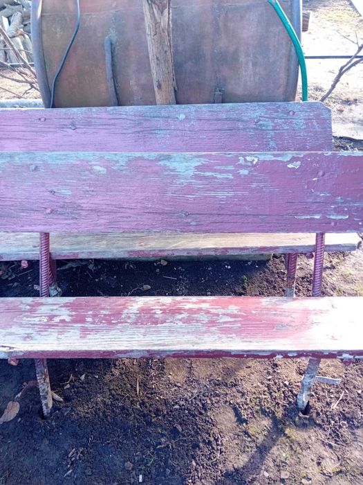 Vand gard din scandura,banci si stalpi de fier.