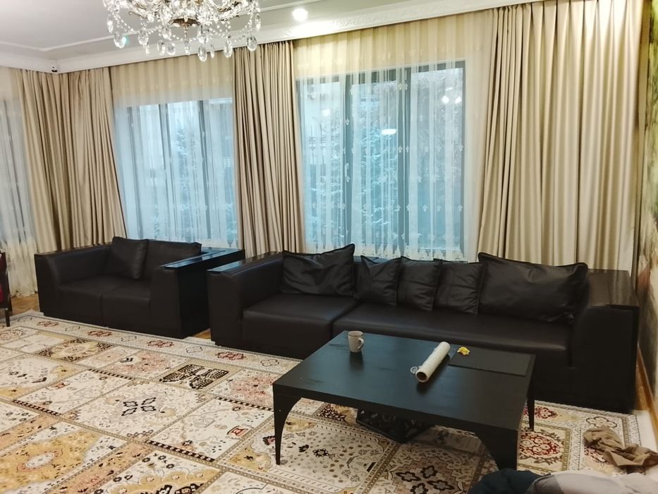 Диваны, дерево и кожа