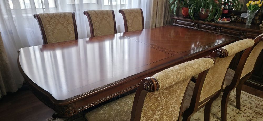 Продам стол обеденный со стульями.