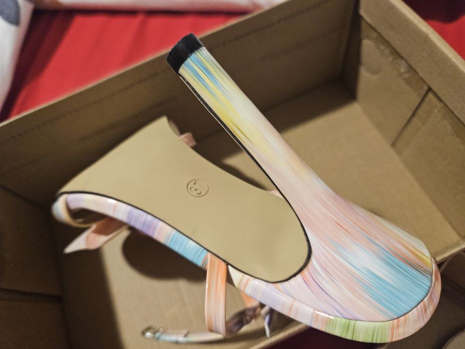 Сандали на ток елегантни