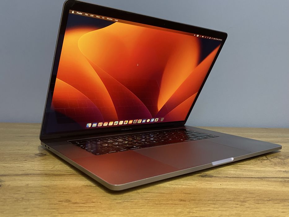 Продаётся Macbook pro 2018 A1990