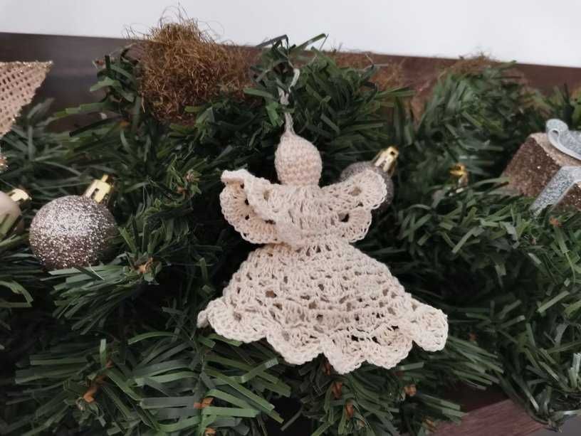Ornament ingeras crosetat pentru pomul de Crăciun