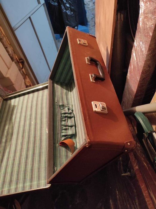 Стар ретро куфар с обков.